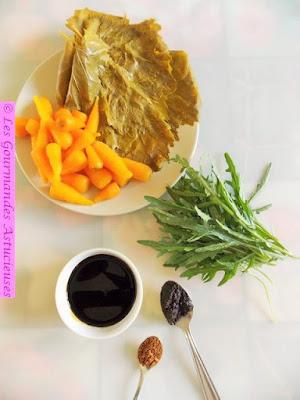Brochettes de carottes caramélisées sur lit de feuilles de vigne et roquette (Vegan)