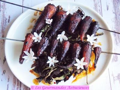 Brochettes de carottes caramélisées sur lit de feuilles de vigne et roquette (Vegan) Brochettes de carottes caramélisées sur lit de feuilles de vigne et roquette (Vegan)