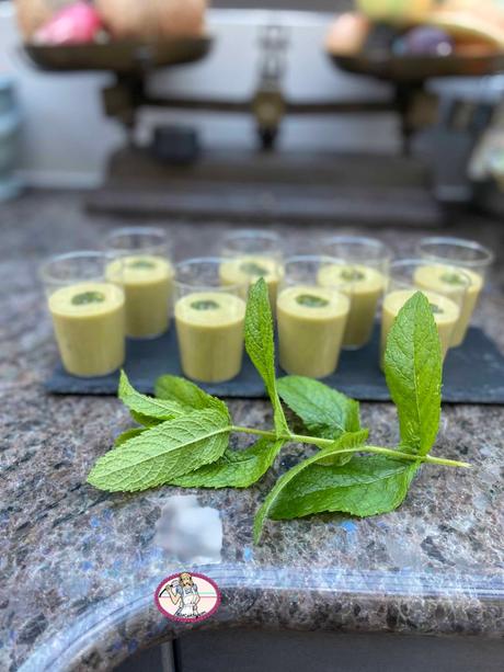 Soupe froide de cosses de petits pois, brousse et pesto de menthe