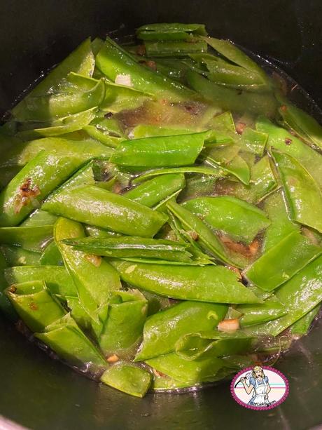 Soupe froide de cosses de petits pois, brousse et pesto de menthe