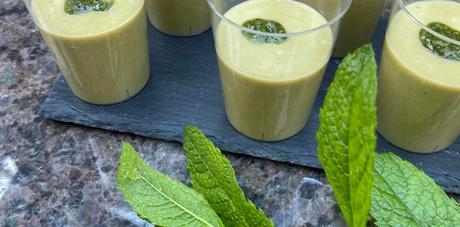 Soupe froide de cosses de petits pois, brousse et pesto de menthe