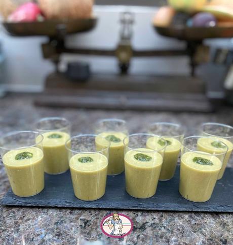 Soupe froide de cosses de petits pois, brousse et pesto de menthe