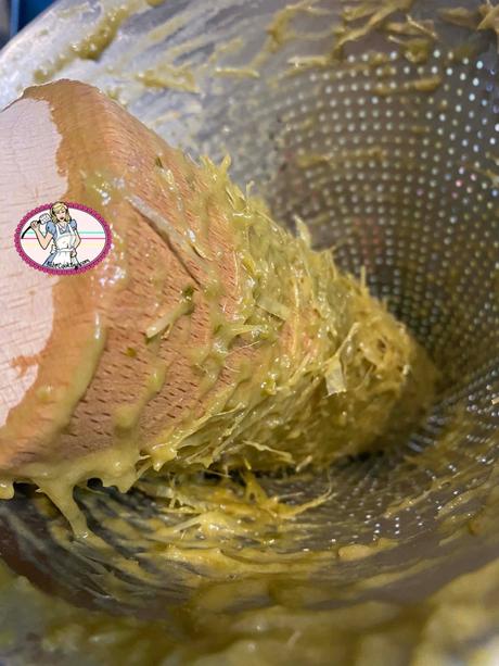 Soupe froide de cosses de petits pois, brousse et pesto de menthe