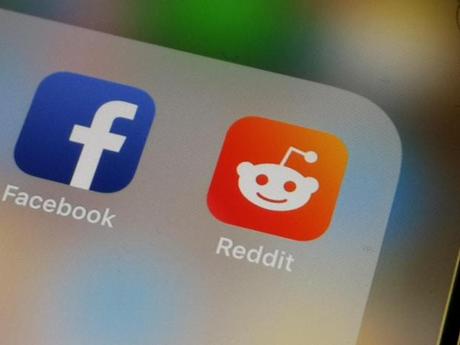 Denbighshire Free Press : applications Reddit et Facebook à l'écran.  Crédit : PA