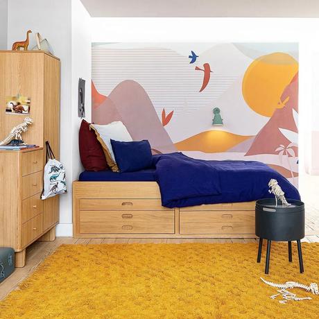 chambre rose bleu jaune fresque murale lit coffre bois massif
