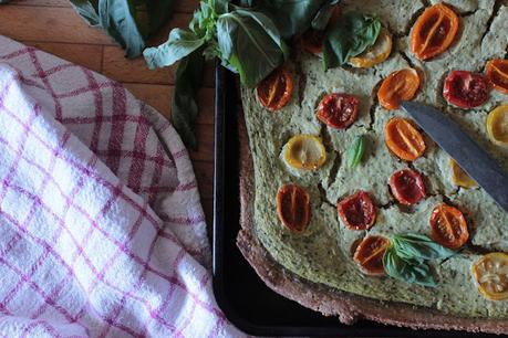 Cuillère et saladier : Pizza à la crème de courgette (vegan)