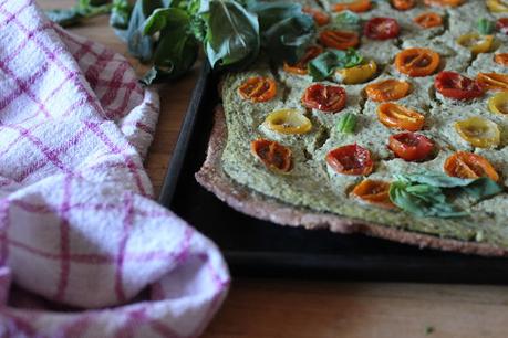 Cuillère et saladier : Pizza à la crème de courgette (vegan)