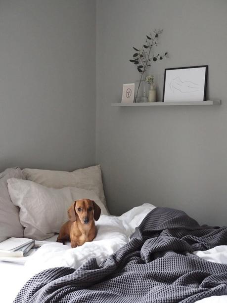Mes conseils et astuces pour une chambre minimaliste deco intérieure gris lit double étagère murale moderne contemporain