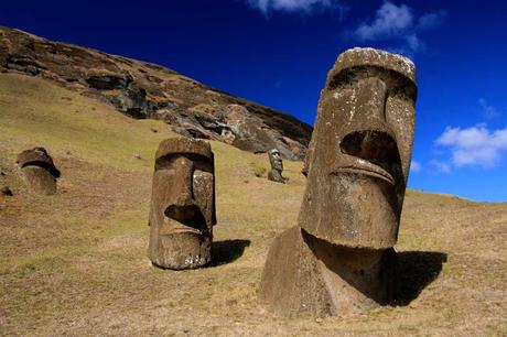 Moai à Rano Raraku.  Loutre voyageuse/Wiki Commons.