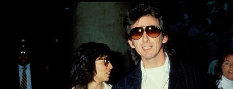 Lorsque George Harrison a rencontré sa femme, Olivia, il avait un sourcil froncé qu’ils appelaient “la marque de la bête”.