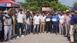 Des membres de l'association des bennes Ludhiana lors d'une manifestation devant le poste de police de Ladhowal contre l'action de la police contre l'exploitation minière illégale à Ludhiana.  (PHOTOS HT)