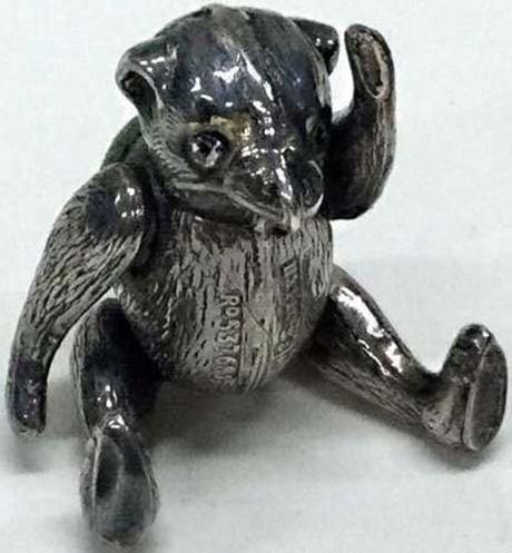 Un coussin à épingles ours en argent et un portrait de Thomas Hardy font partie des cinq lots à surveiller img_20-6.jpg