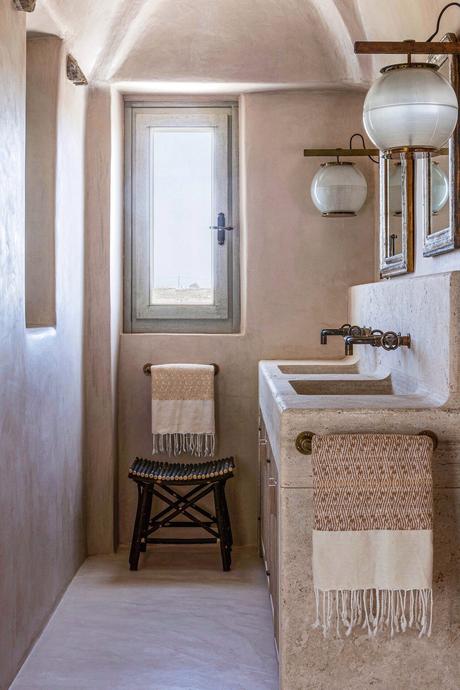 villa à Mykonos salle de bain travertin rétro