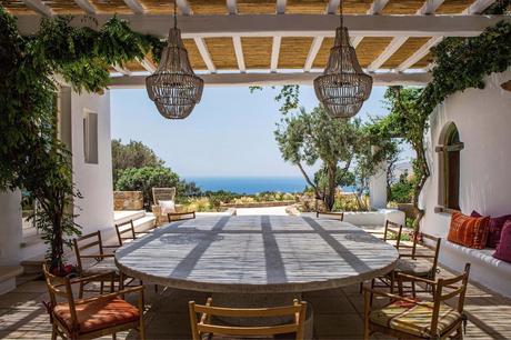 terrasse déco Méditerranée vue mer table marbre ovale jardin