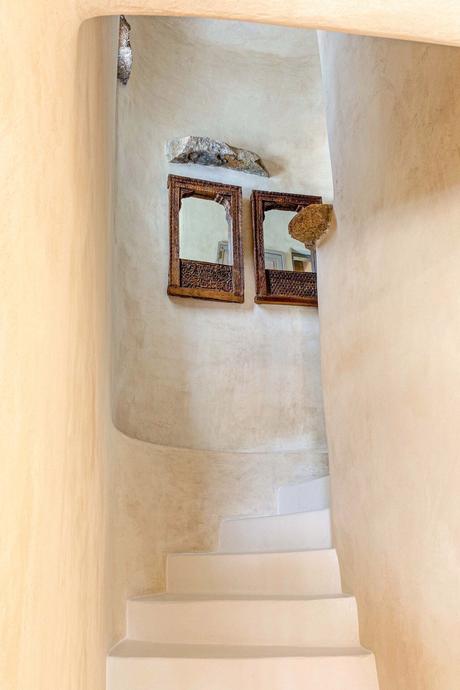 villa à Mykonos escalier pierre mur brut miroir marocain
