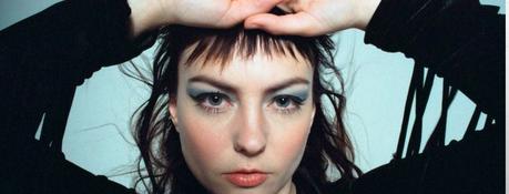 Angel Olsen reprend la chanson de George Harrison “Beware of Darkness”. Angel Olsen reprend la chanson de George Harrison “Beware of Darkness”.