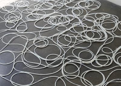 Ani Liu présente un portrait de la maternité basé sur les données à Chuchifritos – ARTnews.com Des tubes clairs éparpillés sur le sol contiennent un liquide blanc.