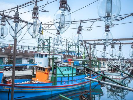 Bateaux de pêche au calmar dans le port de Waimushan, près de la plage de Duwulun, Keelung