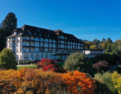 L’hôtel Ermitage Evian : détente dans un parc face au lac Léman Vue extérieure de L'hôtel Ermitage Evian