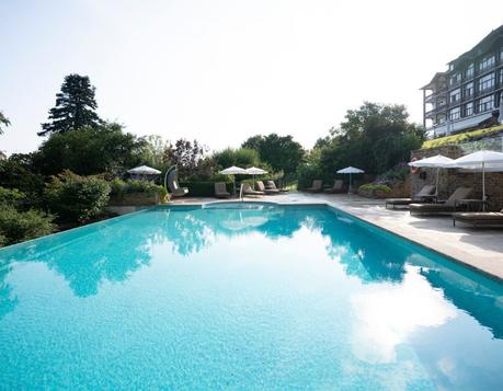 L’hôtel Ermitage Evian : détente dans un parc face au lac Léman Piscine extérieure de L'hôtel Ermitage Evian
