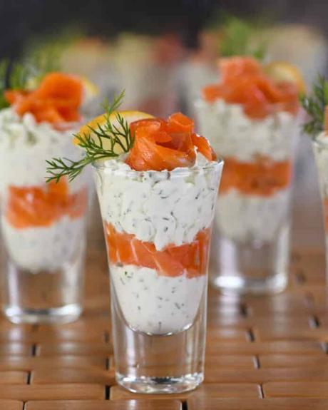 Verrine de fromage blanc à l’aneth et saumon : un apéro de soirée facile et si délicieux. Verrine de fromage blanc à l’aneth et saumon : un apéro de soirée facile et si délicieux.