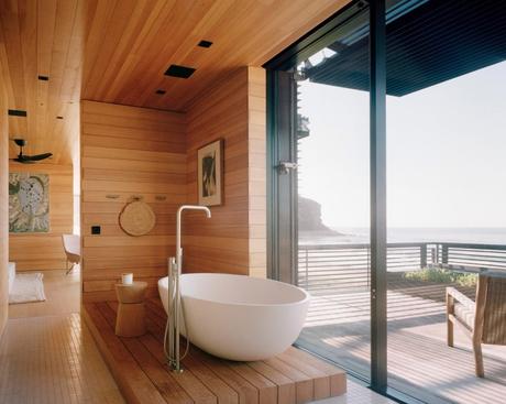 Inspirations déco : 5 salles de bains qui misent sur le bois