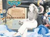 attendant Santa Evita l’affiche]