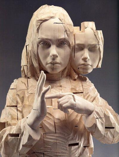 Sculptures bois par Gehard Demetz