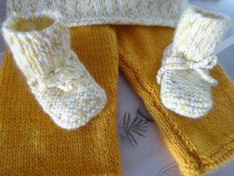 Pull bleu terminé et début de layette . Pull bleu terminé et début de layette .