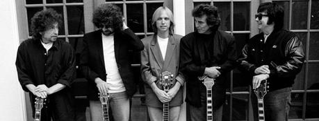 George Harrison a dit que le premier album des Traveling Wilburys sonnait “boisé”.