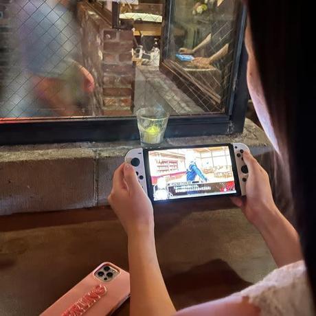 Ce jeu vidéo m”aide à vivre des rencontres adolescentes en tant que fille