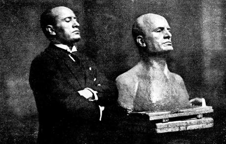 Mussolini posant pour son buste, 1926.