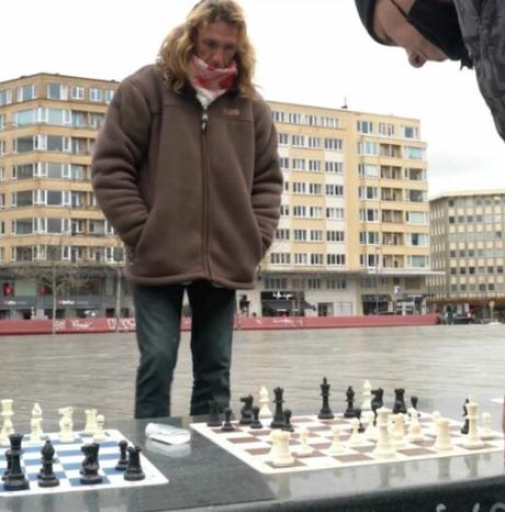Un Lyonnais sans domicile défie les passants aux échecs