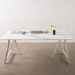 Défiant la physique, Augustin Meunier & Brocatelle transforme la table en marbre en un objet léger et mobile