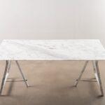 Défiant la physique, Augustin Meunier & Brocatelle transforme la table en marbre en un objet léger et mobile Défiant la physique, Augustin Meunier & Brocatelle transforme la table en marbre en un objet léger et mobile