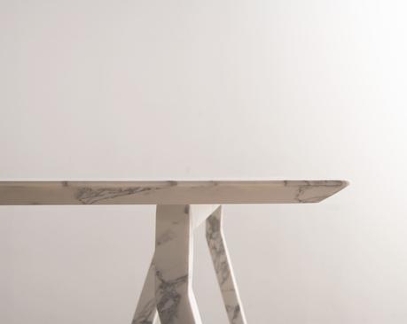 Défiant la physique, Augustin Meunier & Brocatelle transforme la table en marbre en un objet léger et mobile