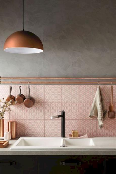 cuisine poudrée feutrée credence rose pastel mur gris clair suspension cuivre tendance moderne
