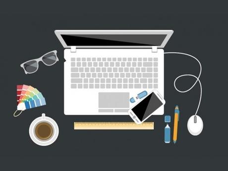 Commencez votre voyage de programmation avec HTML et CSS de base graphique d'ordinateur portable avec divers éléments éparpillés autour de lui