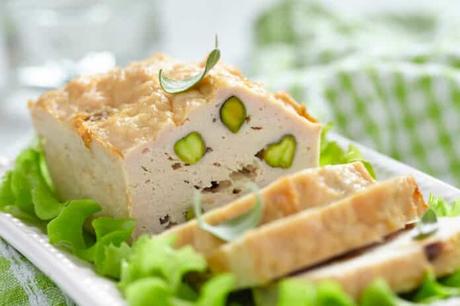 Terrine de poulet aux pistaches : pour un repas spécial.