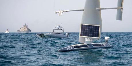 Cette image fournie par l'US Navy montre, de face, un Saildrone Explorer, un navire sans équipage Devil Ray T-38, un navire de combat littoral et un cotre de la US Coast Guard dans le golfe Persique le 26 juin 2022.