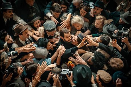 Premières images officielles pour L'Abbé Pierre de Frédéric Tellier