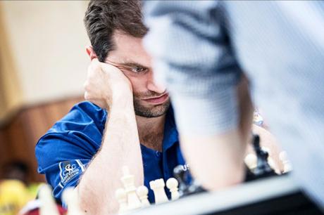 Magnus Carlsen joue dans la salle des amateurs d'échecs