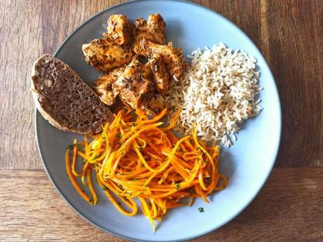 Assiette de midi : carottes  ail et persil, riz et poulet