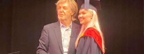 Sir Paul McCartney réalise le rêve d'un danseur de Wigan qui obtient son diplôme du Liverpool Institute for Performing Arts grâce à l'aide du crowdfunding.