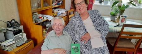Un homme de 102 ans de Liverpool vend aux enchères un autographe de Sir Paul McCartney au profit de la NSPCC.