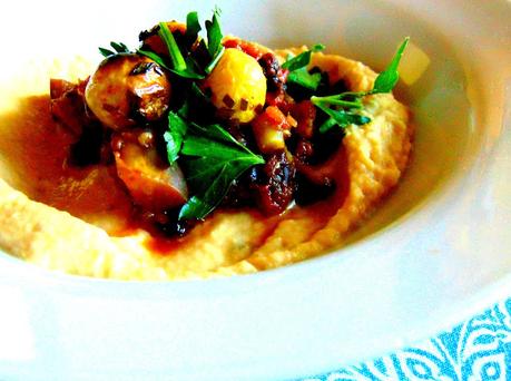 Houmos de pois jaunes et ragoût d'aubergine Houmos de pois jaunes et ragoût d'aubergine