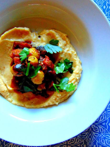 Houmos de pois jaunes et ragoût d'aubergine Houmos de pois jaunes et ragoût d'aubergine