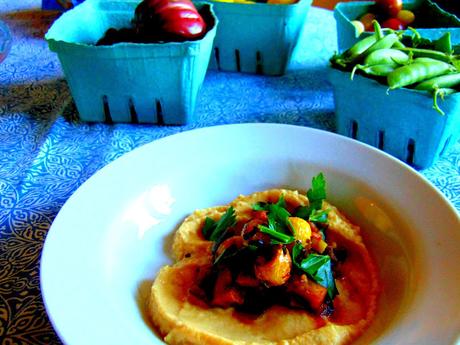 Houmos de pois jaunes et ragoût d'aubergine Houmos de pois jaunes et ragoût d'aubergine