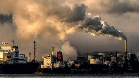 gaz et fumée sortant d'une usine