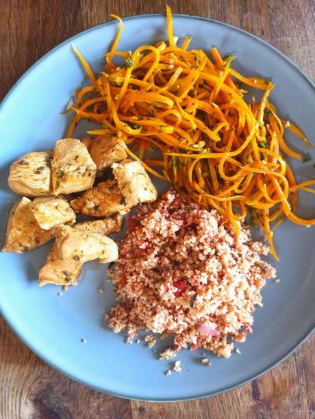 Assiette de midi : carottes, poulet et taboulé